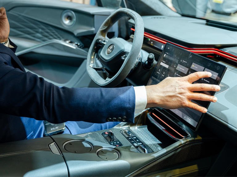 7 Must-Have Car Gadgets That Make Your Ride Smarter in 2025